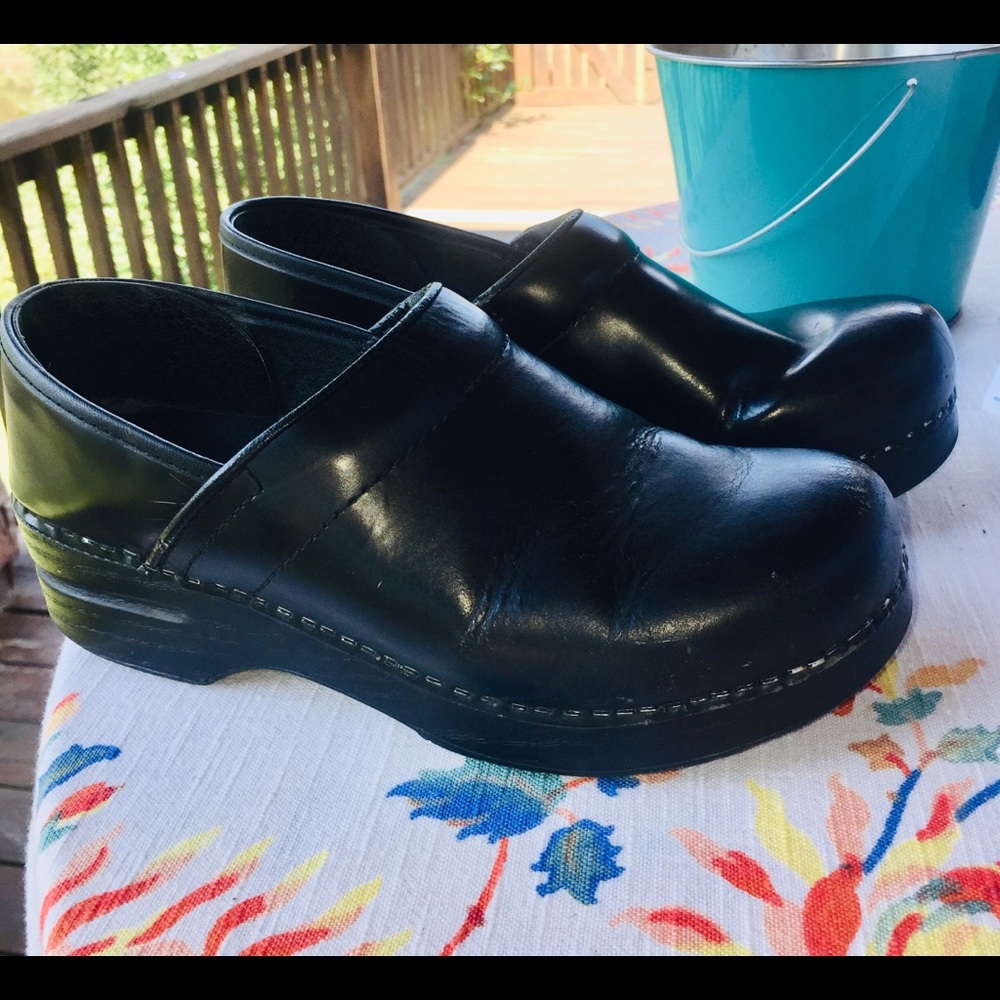 Dansko black nursing shoes